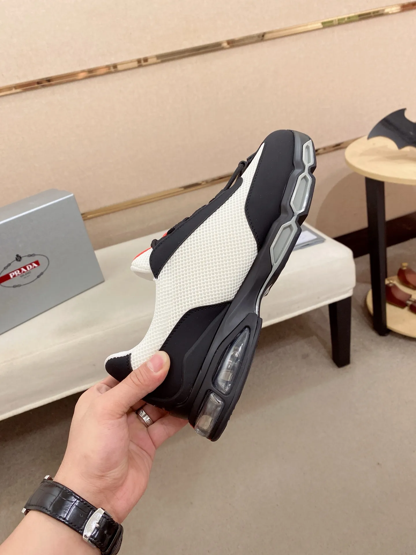 Factory price 660💰 ✔️✔️✔️High version High-quality new PRADA (Prada) counters are on the market at the same time, new men's shoes, 😘fabrics imported first-layer cowhide and mesh fabrics, purely handmade. Lining: Full cowhide lining. 👍🏿 High-end ☄️ air-cushion molded anti-slip rubber outsole, exquisite lines, simple and elegant, comfortable and high-end for leisure travel. Code number: 38 to 45
